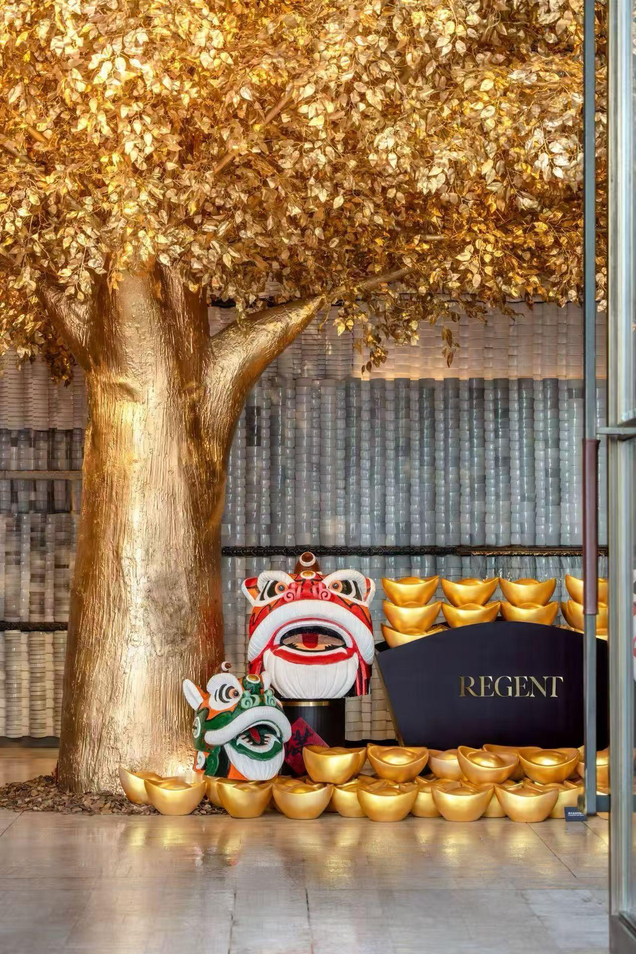 着柿柿如意宋锦棉服，戴999纯K无事牌，蹬福气满满虎头鞋，一位金灿灿的贵妇，来饮