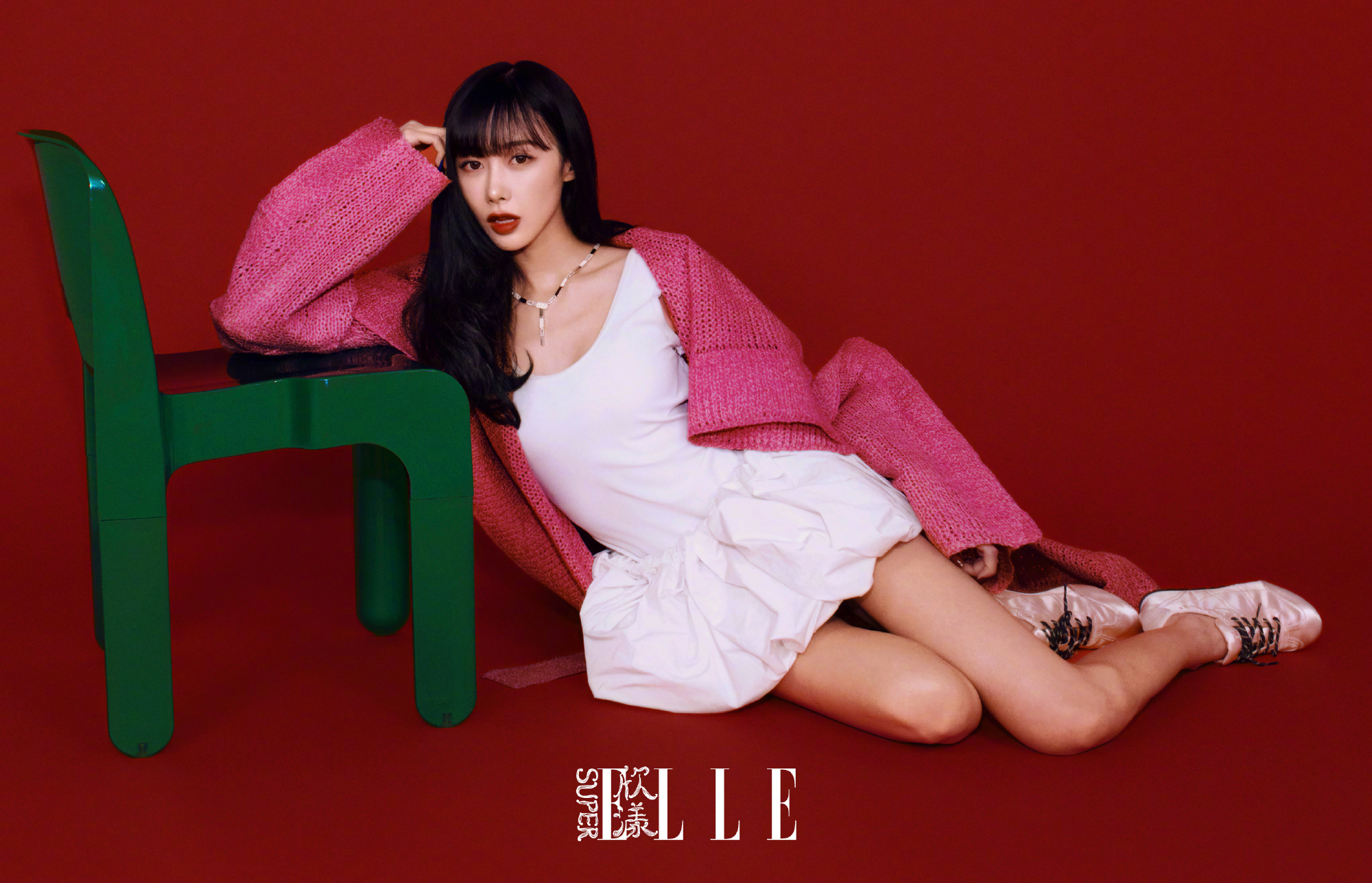 GISELLE出镜SuperELLE欣漾七月刊封面，进入国内主流女刊视野，身着多
