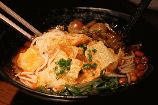 【螺蛳粉这令人上头的美味儿！在人类祖先看来是种“香味”】螺蛳与猪骨熬成的汤鲜美绝