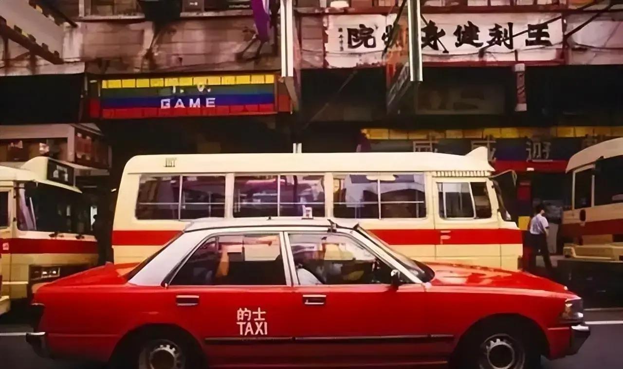 香港的士大王招友全一走，留下的10亿家产全兜给了二房钟群英，那位从佛山嫁过来的原