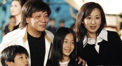 1979年，梁小龙的妻子黎爱莲在自己家楼下散步，被一陌生男子拿硫酸泼了脸，之后便