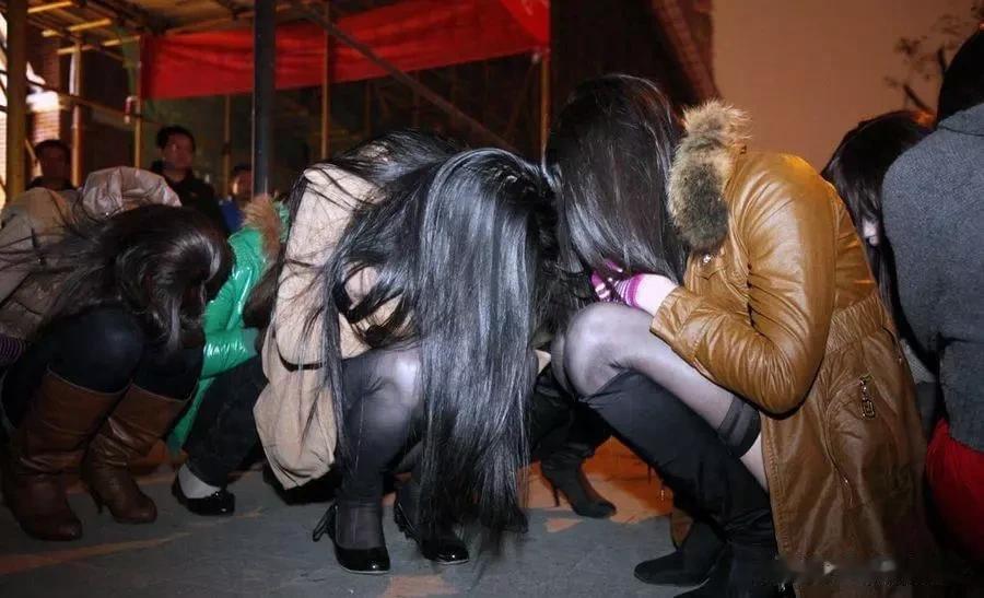 城中村是指城市改造过程中保留下来的一些原有的农村地区，位于城市附近的城乡结合部。