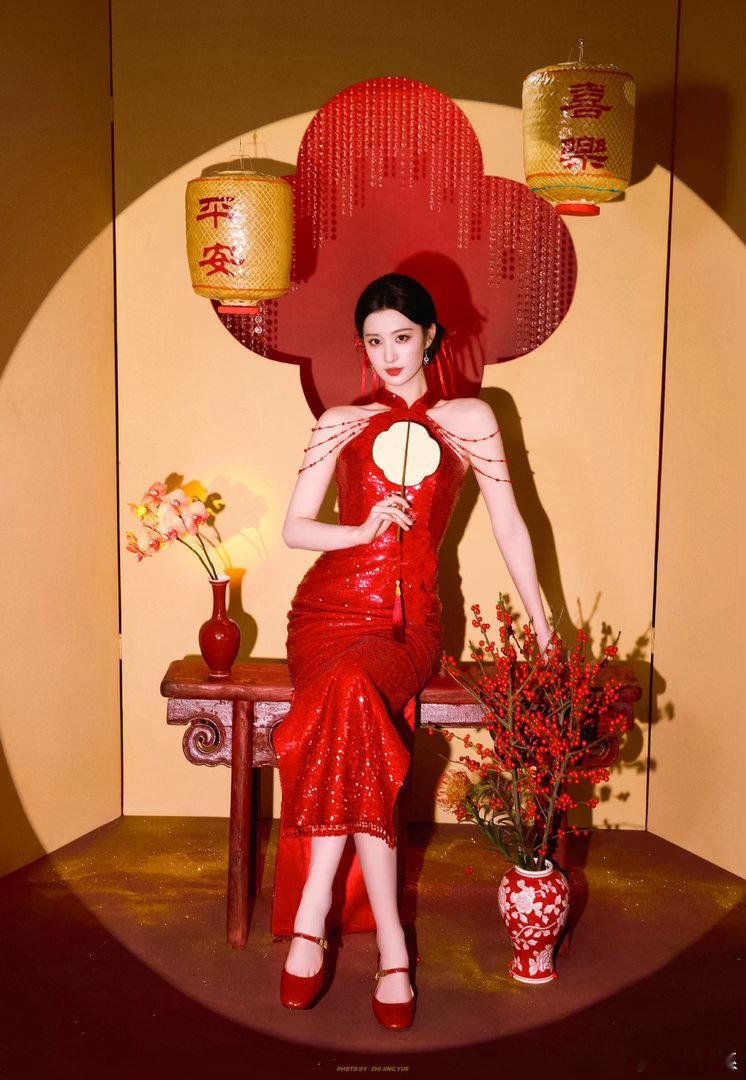王楚然全世界第一适配正红色这一秒过火 任素素的红色是血的颜色也是新生的颜色，王楚