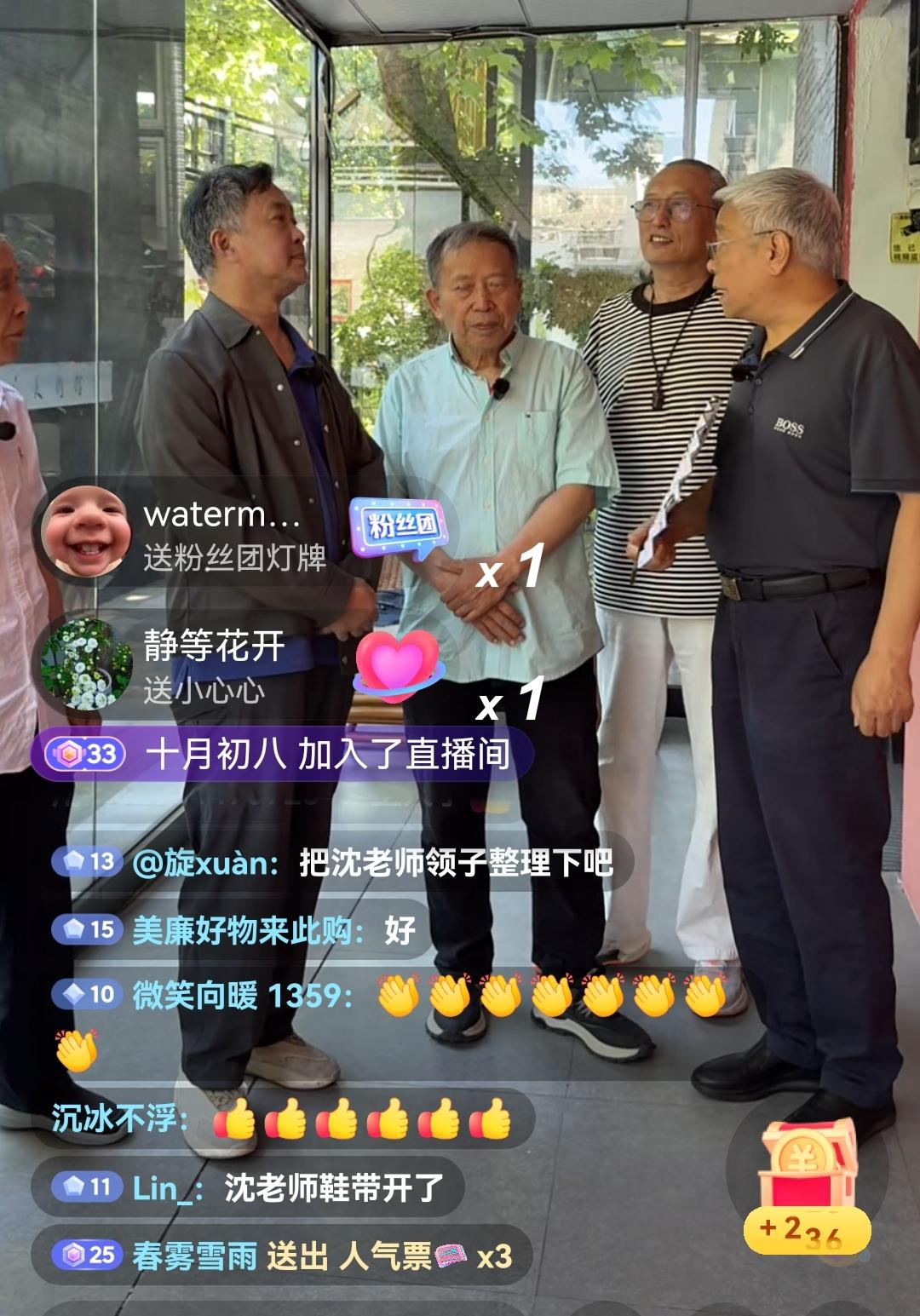 沈巍鞋带开了，依然坚持参观了三个艺术场馆，历时5个小时，他没有时间系鞋带？！
