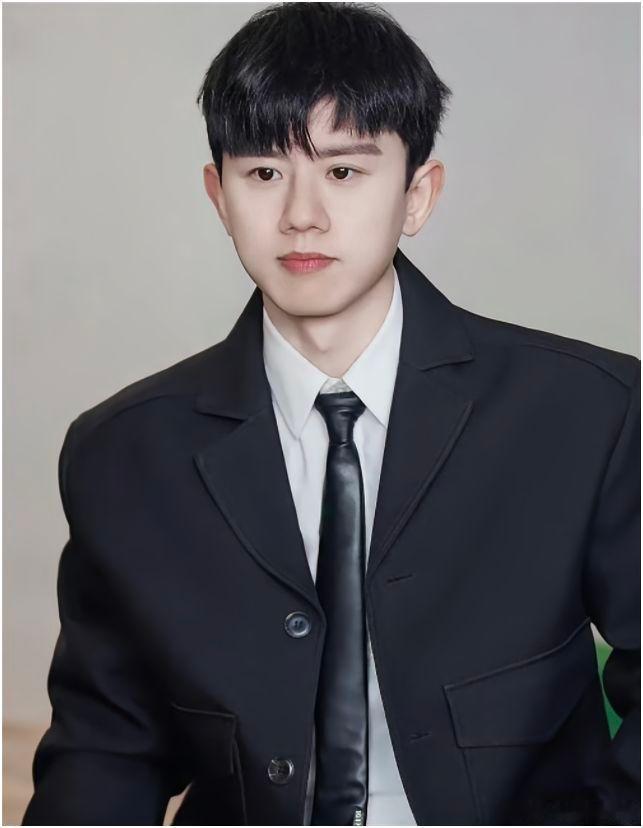 看了张杰的演唱会突然发现了一个很严重的问题你们注意到了吗?不是设备又出故障了，而