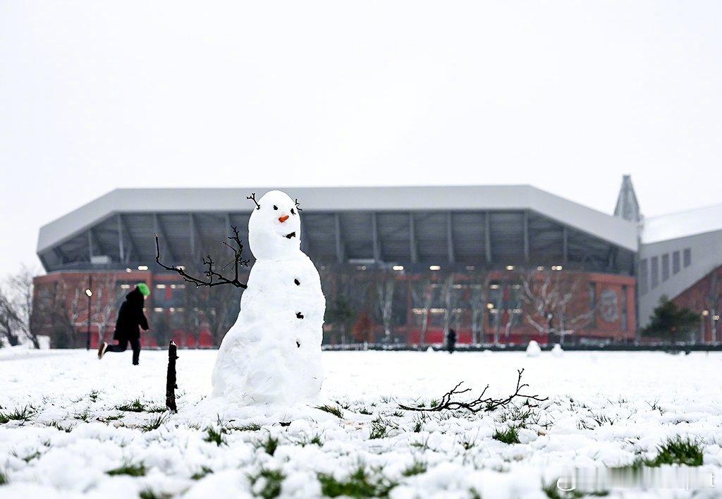 赛前安菲尔德地区下起大雪，经过英超两轮临时安全会议后，比赛如期进行。 ManUt