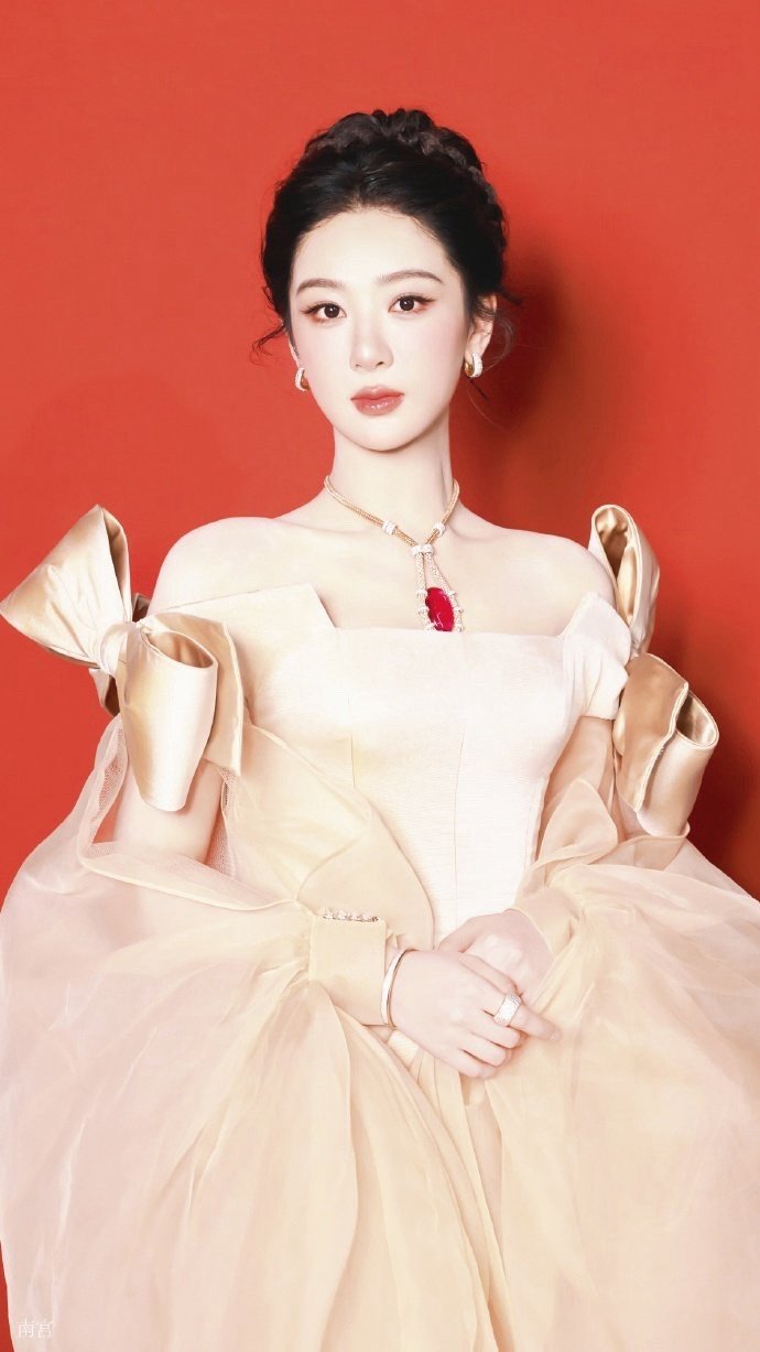 杨紫玉兰花开君再来 💜杨紫董竹君 此处是温柔贩卖机，24小时营业  杨紫🔸杨