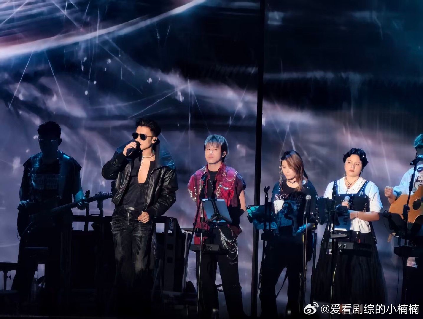 谢霆锋今晚神图有了谢霆锋造型师审美 谢霆锋今晚这造型太绝了? 深V黑衬衫+皮衣外