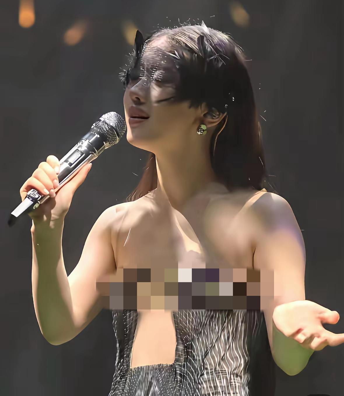 图一，是某明星演唱会，
她为什么穿成这样，这样唱起来更舒服吗？
和郭德纲相声专场