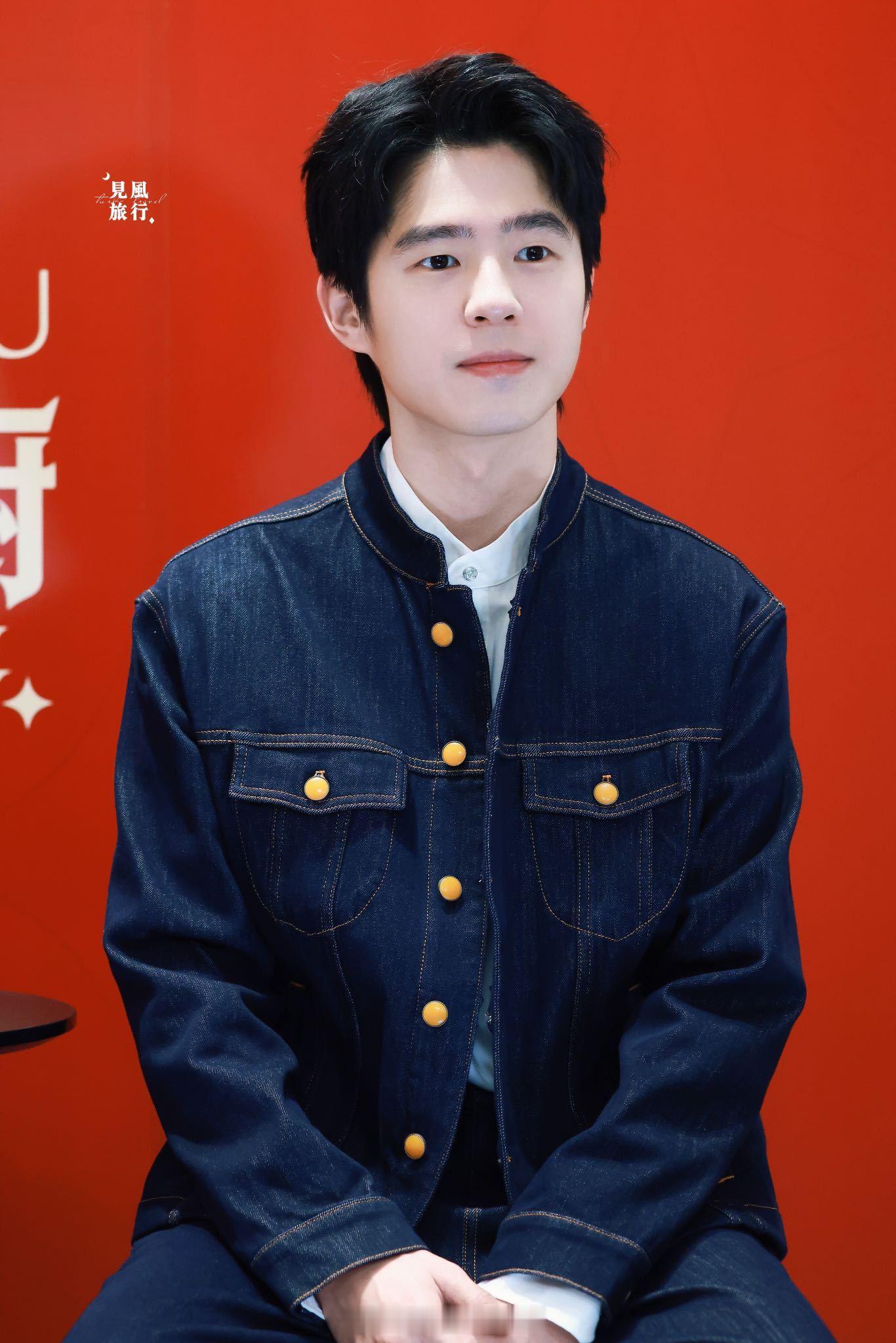 刘昊然这套牛仔穿搭也太有味道了‼️立领外套配同色系长裤，少年气混着沉稳感，红毯上