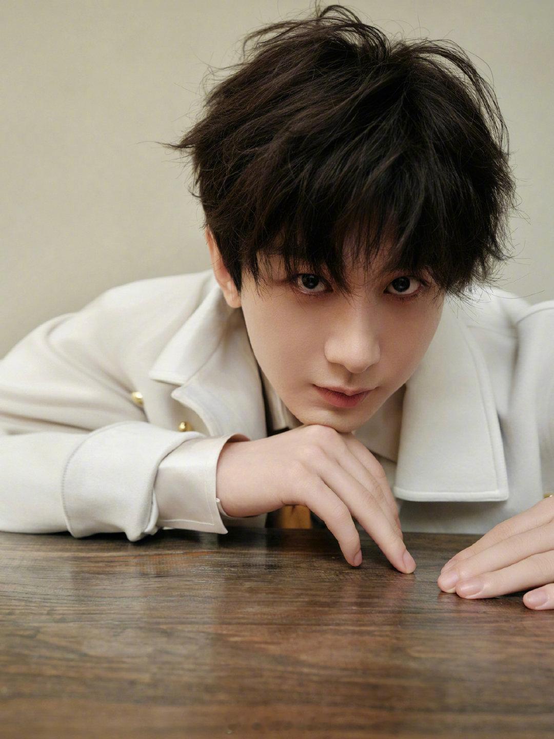 睡着的成毅软乎乎 看生图真的会输给睡颜那种！安稳趴在软软枕上，呼吸很轻，被子隆起