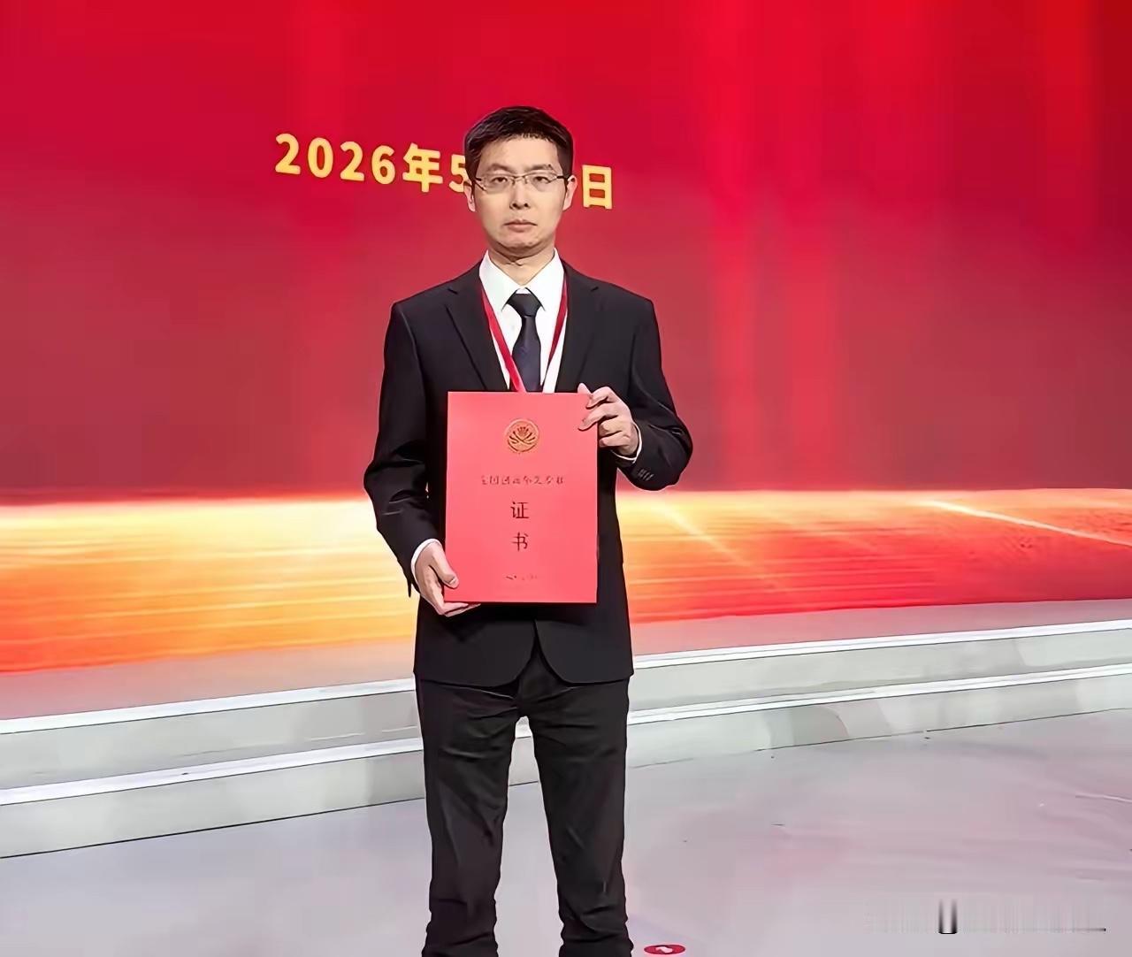 从王兴兴领奖的神态中就可以察觉，充满着焦虑和不安，没有一丝松弛感自豪感，仿佛有点
