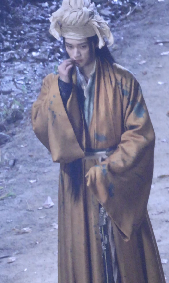 这部古偶倒不千篇一律，🐧太子是刚洗完头发包起来了吗 