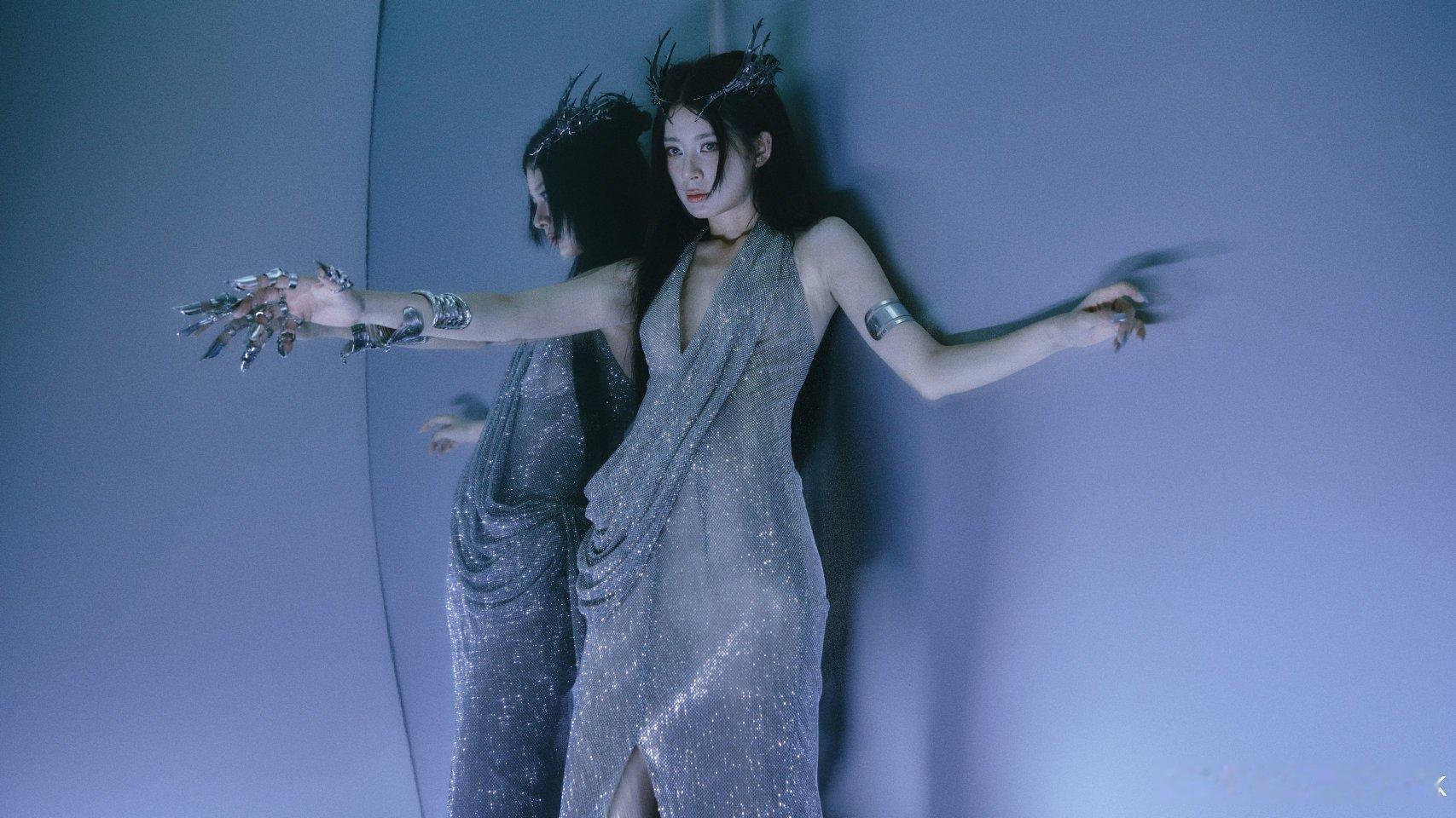 赵昭仪好长的一条人赵昭仪这身材也太绝了吧！又高又细，整个人修长挺拔，气质还超好。