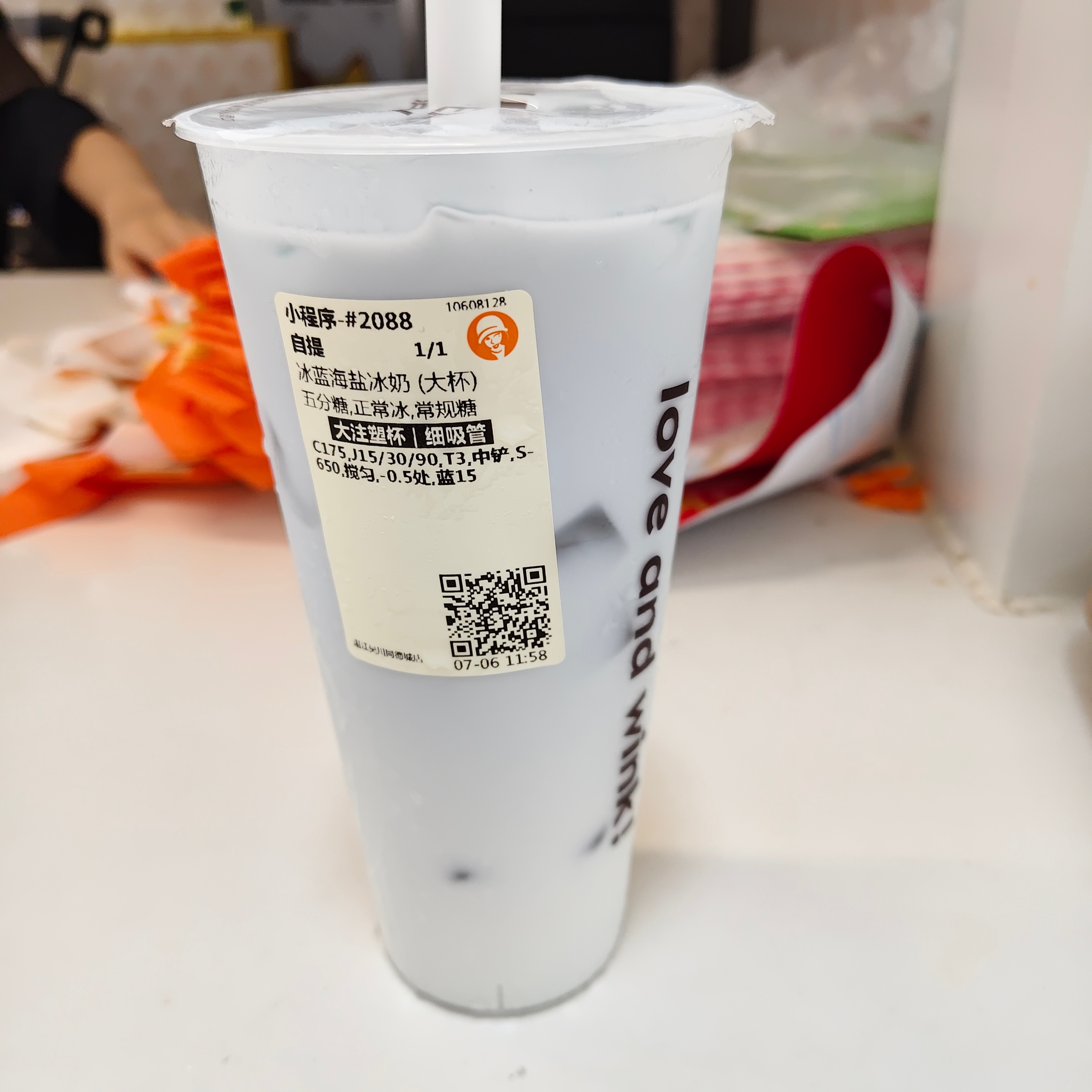 沪上阿姨品牌全球代言人田曦薇 饮杯海盐冰奶 