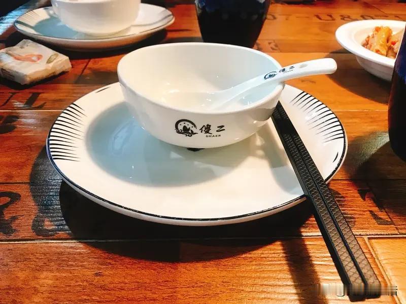 正说着话，表妹抱着刚出炉的糯米糕凑过来，甜香混着客厅的瓜子味，连空气都裹着暖融融