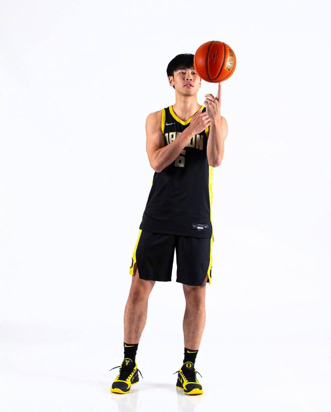 篮天下 张博源访问俄勒冈大学定妆照，小伙未来可期🦆Images via esp