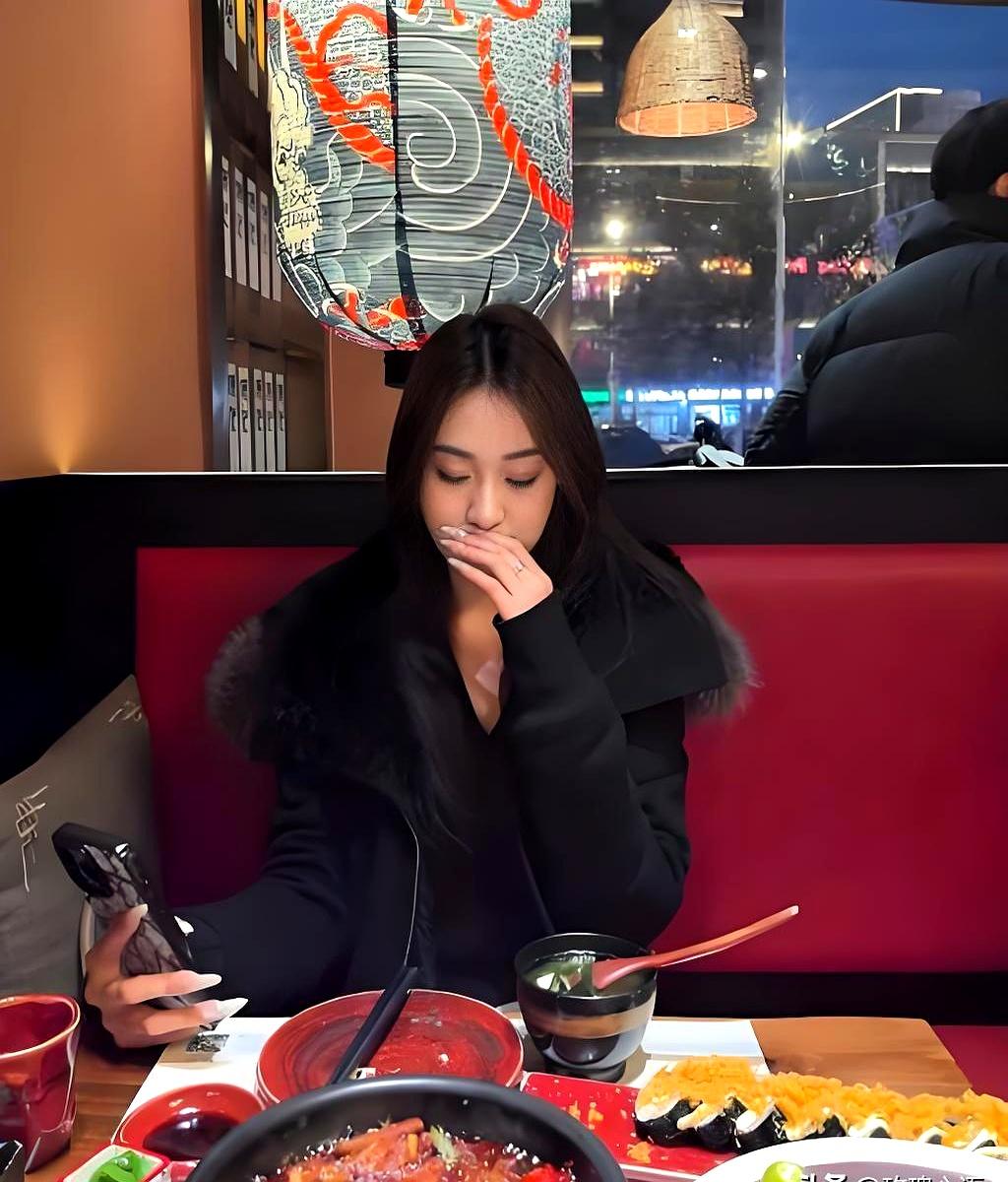 相亲吃顿饭，男方刚准备扫码买单，女方“啪”地一把按住手机屏幕，掏出备忘录精准报菜