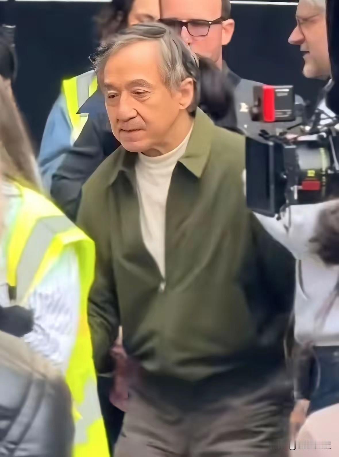 英雄老去，壮心犹在，
只是儿孙不上进，
也许这是成龙大哥一生最大的遗憾。