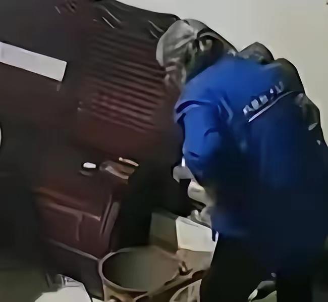 一个三十六岁的儿子翻看家里监控，看见自己亲妈在客厅地板上爬了三小时，保姆坐在沙发