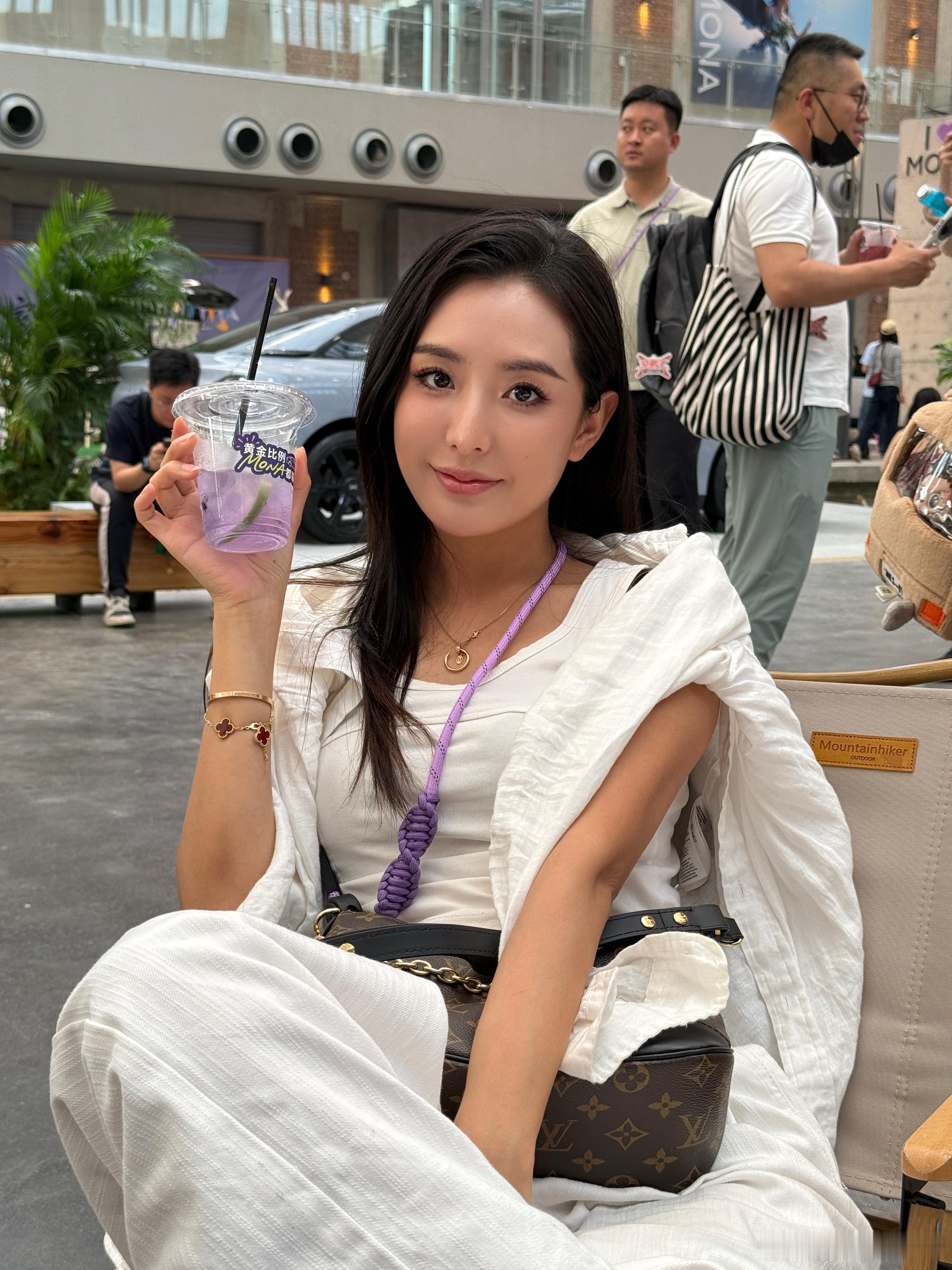 每天早起打卡大家早哟[鲜花] ​​​