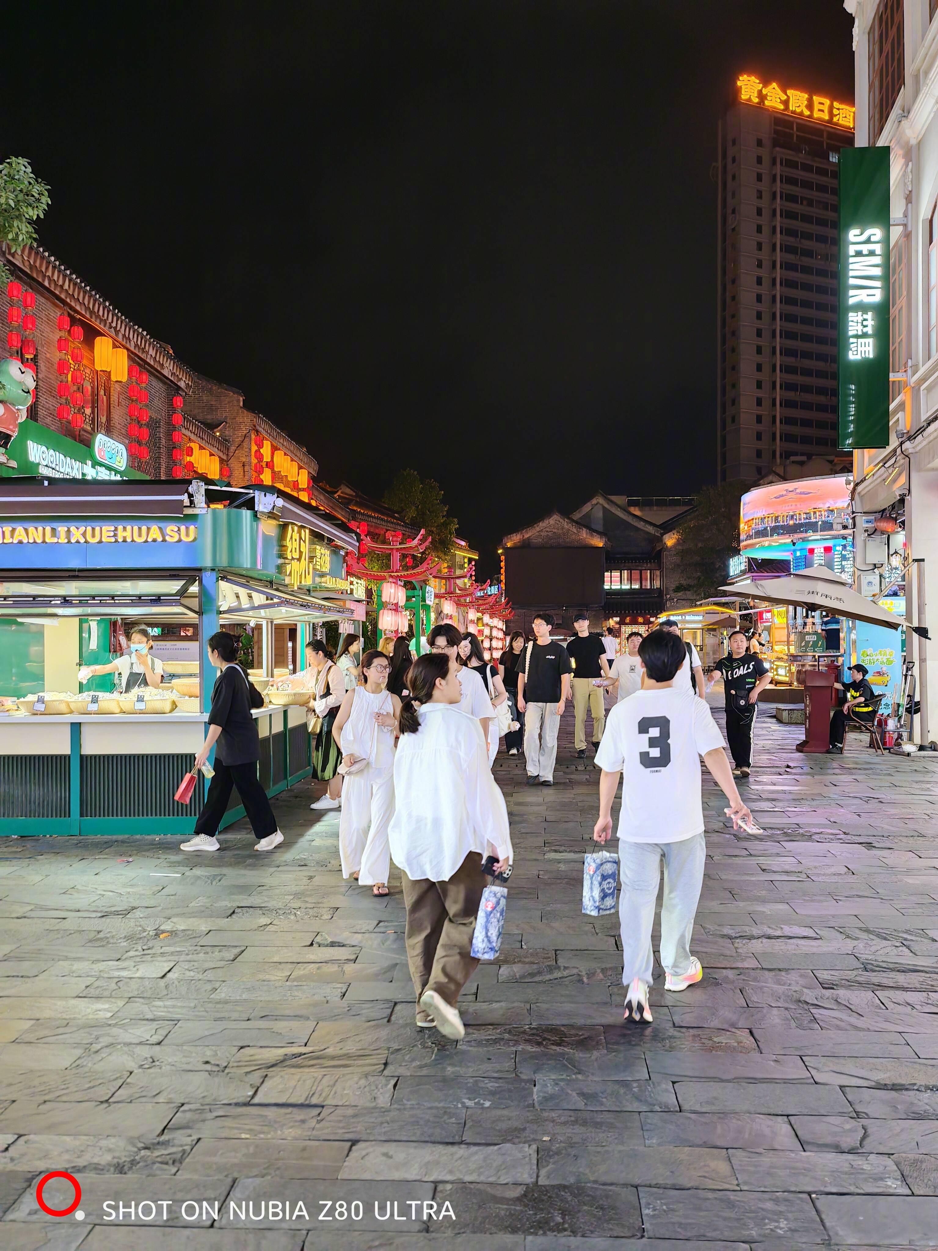 老胡来南宁开会，今晚才到，明天从会场直接就回北京了。还没忙完稿子，但总不能连南宁