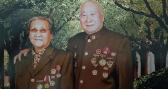 1943年，八路军政委秦光腰部中弹，两个汉奸走到了他身边要补刀。突然，秦光低声说
