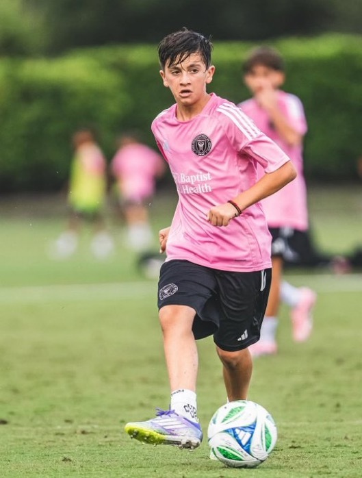 梅西[超话]   三小只梅西的新赛季❤️❤️❤️梅西能有多可爱球王梅西 ​​​