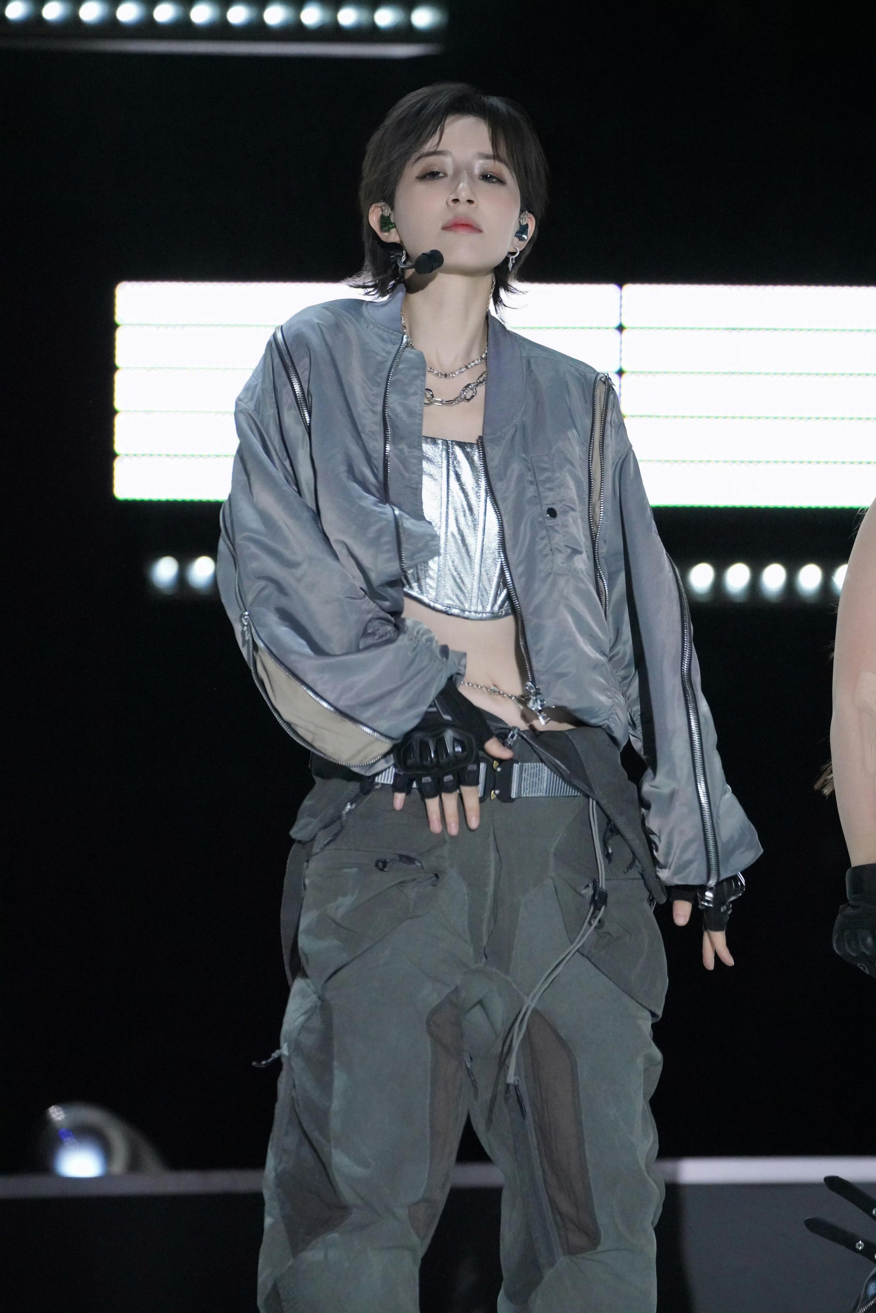 李斯丹妮不愧是初代浪姐 李斯丹妮的浪姐舞台常看常新，不愧是初代浪姐太帅了嗷