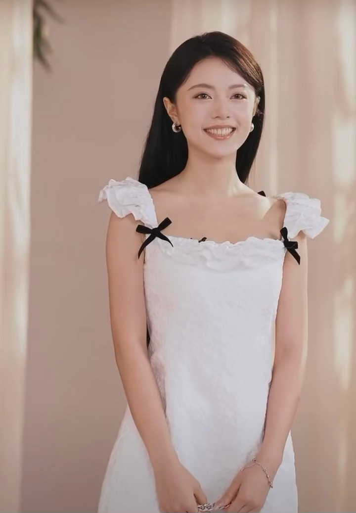很美萌赵今麦白色小飞袖连衣裙造型赵今麦披发白色小飞袖连衣裙