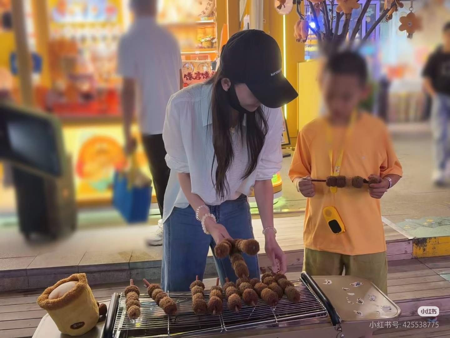 小孩哥儿表示疑惑😦并且拿起“羊肉串”闻了闻哈哈哈哈哈于文文你太逗了，小孩玩过家