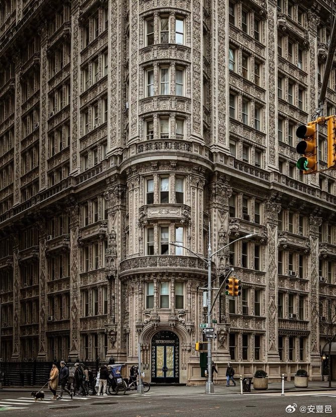 一個國家居民越愛存錢，說明這個國家越缺乏保障。不是人們不想花錢，而是他們不敢。今