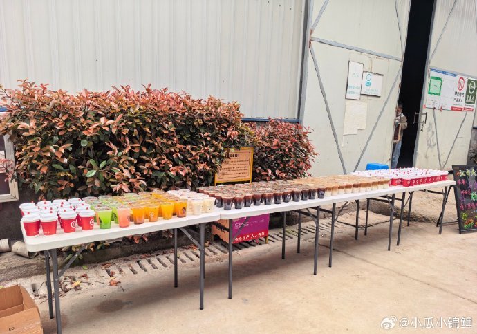 杨幂请客江山大同剧组杨幂请江山大同剧组喝咖啡 哇塞 杨幂请客江山大同剧组喝咖啡 