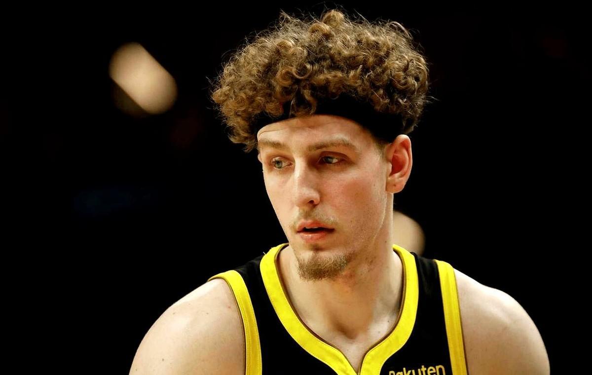 勇士正在秘密兜售库明加。
不是试探，是清仓。
他们连波杰姆斯基都摆上了货架。
上