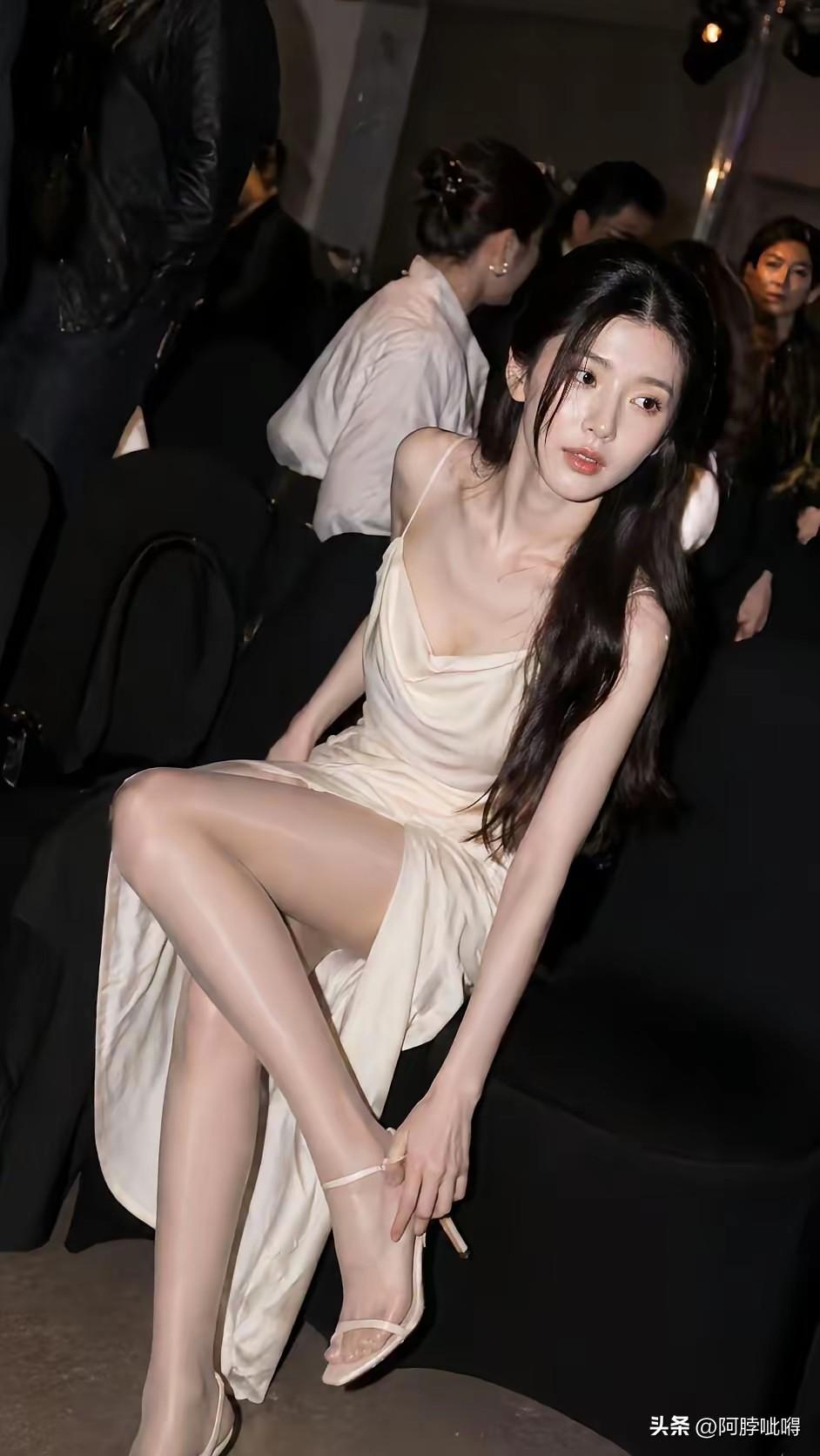 绿树阴浓夏日长，楼台倒影入池塘。水晶帘动微风起，满架蔷薇一院香。有哪些美女让人过