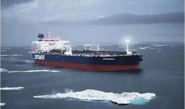 加勒比海，一场荒诞不经的表演正在上演。在公海，美国海岸警卫队在海军的支援下，强行