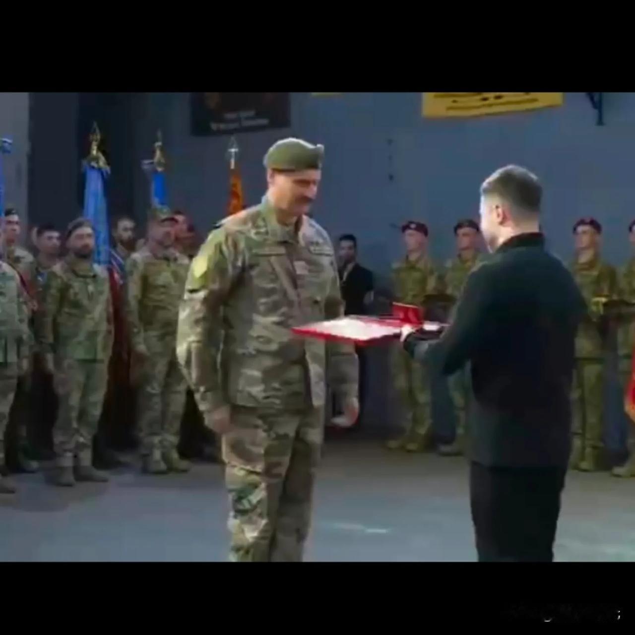 近日，乌克兰总统泽连斯基在库皮扬斯克为士兵授勋:“俄罗斯人曾吹嘘了很长时间，说他