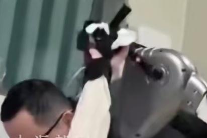 江苏无锡，有个16岁男孩开颅手术后，一昏迷就是973天。谁也没料到，孩子的父亲龚