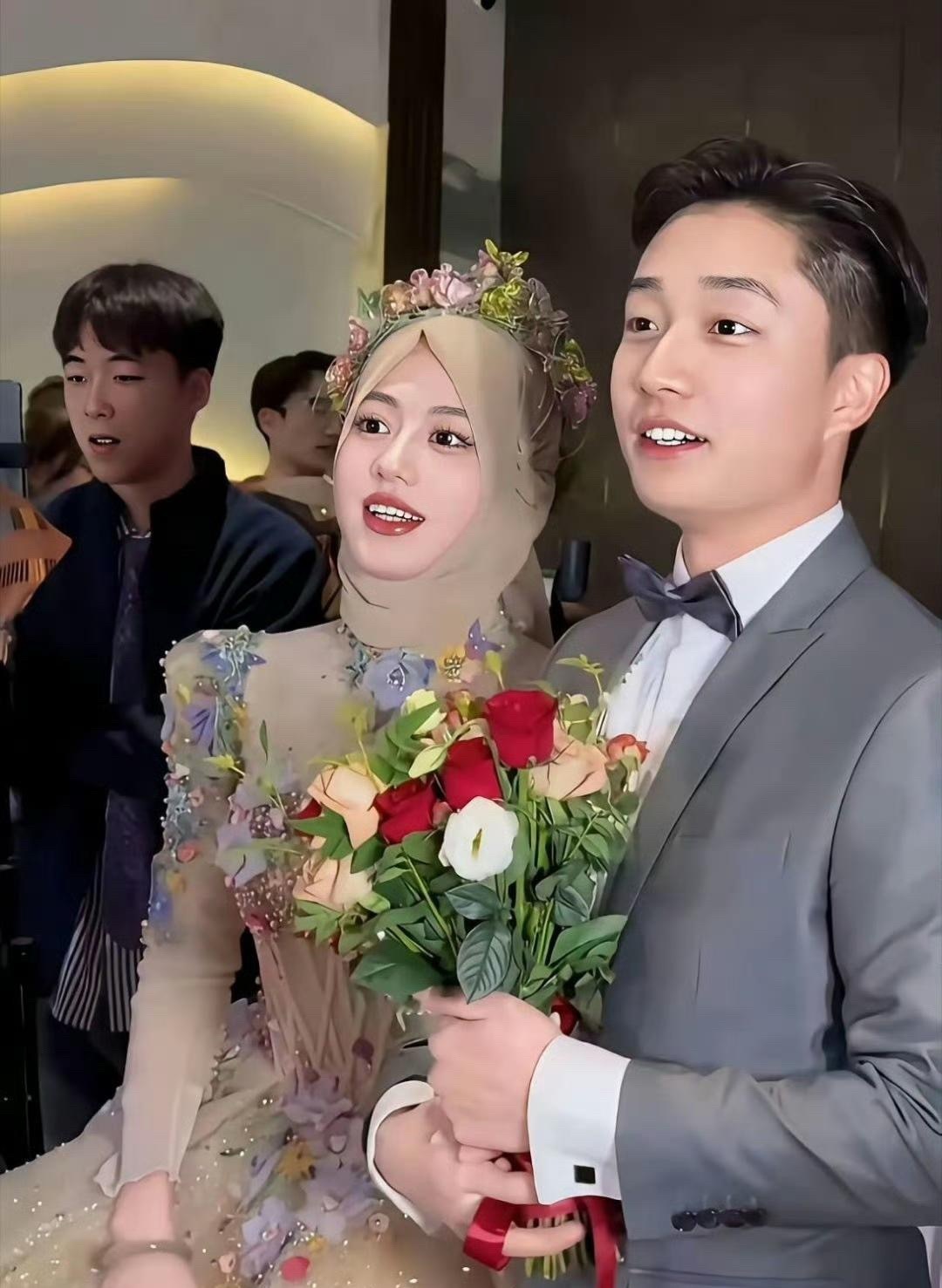 第一次见这种婚纱，还蛮好看的 