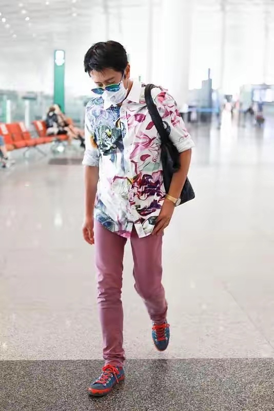 55岁的他好像男版“刘晓庆”，喜欢穿花衣服，喜欢装嫩，特别爱惜自己的脸，特别不承