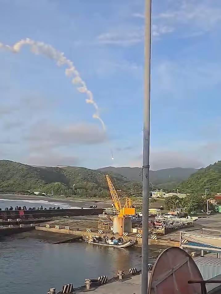 据台媒消息，台湾“中山科学研究院” 称，19日清晨在屏东县进行卫星运载火箭试射，