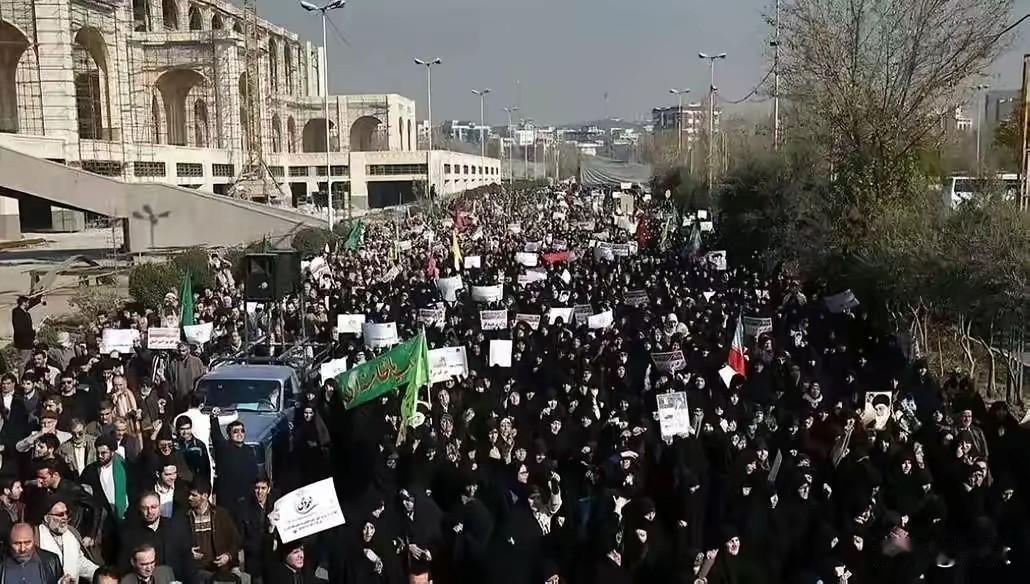 说伊朗是第一张多米诺骨牌？

这口气真不小。
前面闹腾的孟加拉、叙利亚，甚至还在