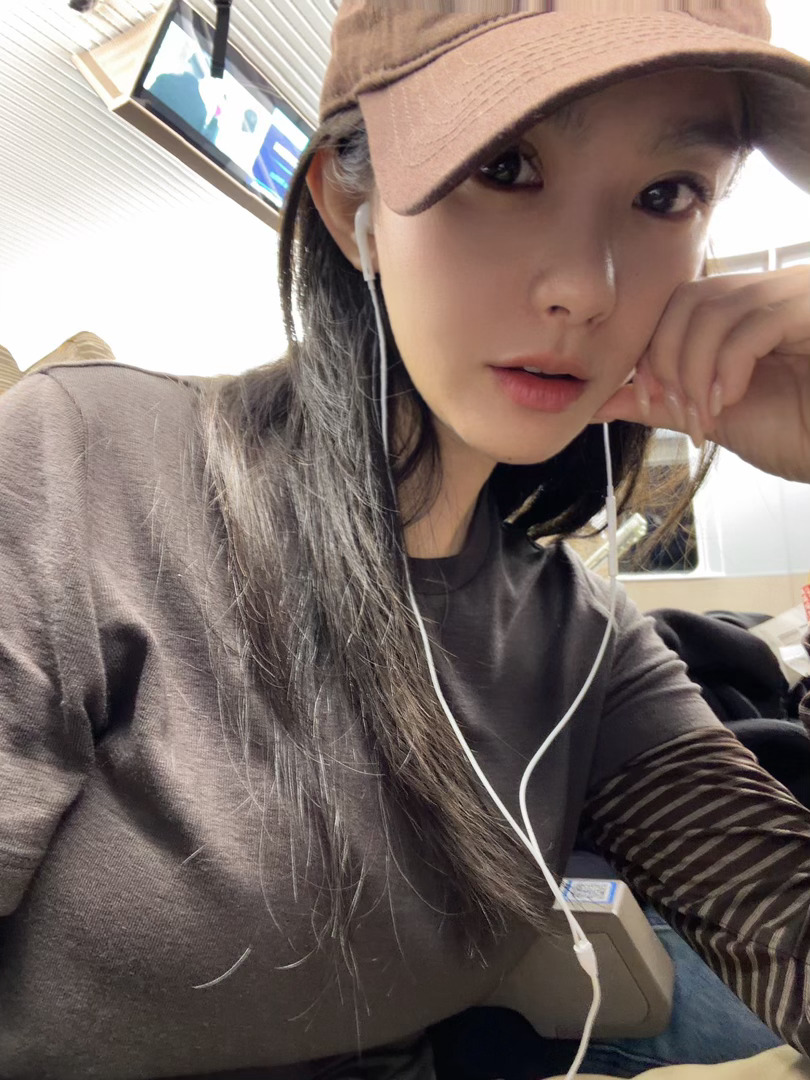 谁还没个时尚单品呢？有线耳机🎧已经成为我的最爱[doge]来吧！评论区抽个铁粉