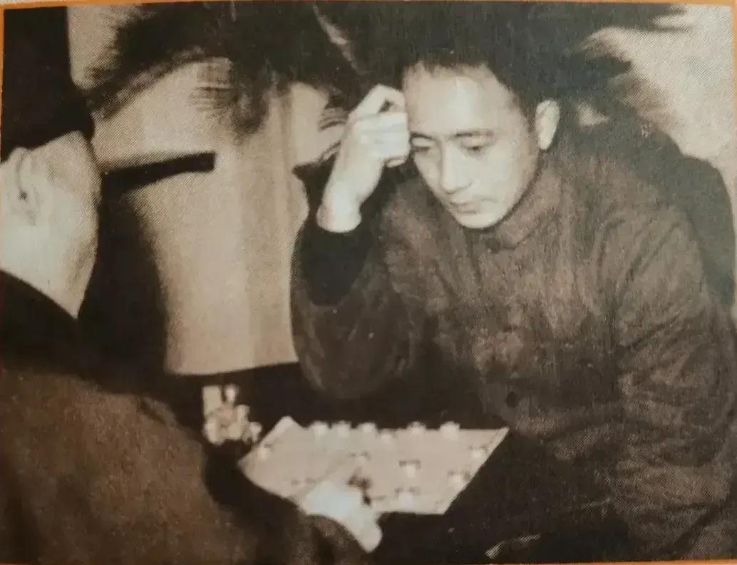孙道临 王文娟
你走象棋 我下围棋
你弹钢琴 我弹古琴
你练剑 我练功
你写字 