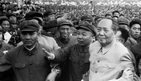[太阳]1948年5月，毛主席乘车赶往西柏坡，路过一个村庄的时候，被一阵阵哭声吸