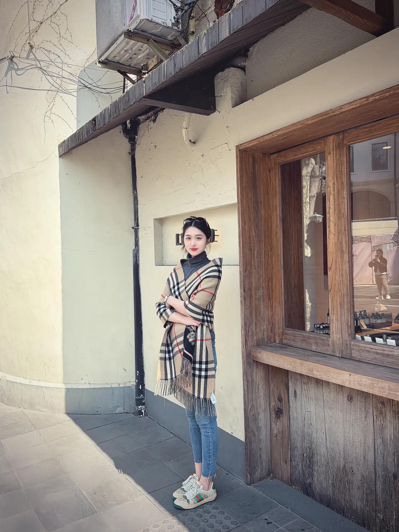 红袖添香夜，月色映窗纱。