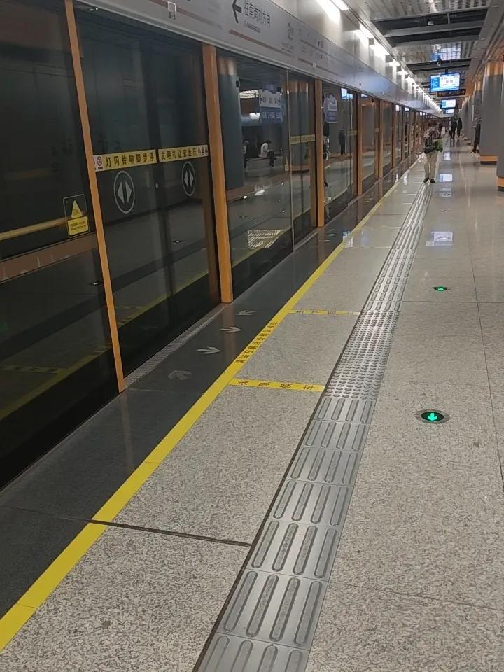 郑州地铁，记得13年那时来郑州就一条开通的地铁，现在已经开通了十几条了，不得不佩