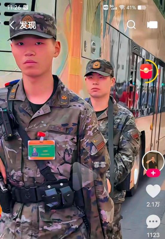装备10式防暴左轮的上海武警
10毫米口径
10式10毫米转轮防暴手枪是一种近距