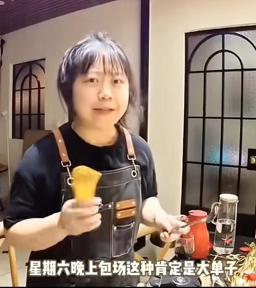 成都老板以为是大单子，没想到12个印度客户只消费456元还想包场
印度客户说要包