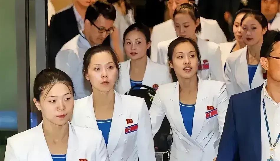 来了，她们来了，迈着矫健的步伐，她们满脸自信地来了！
来了，她们来了，踏着从容淡